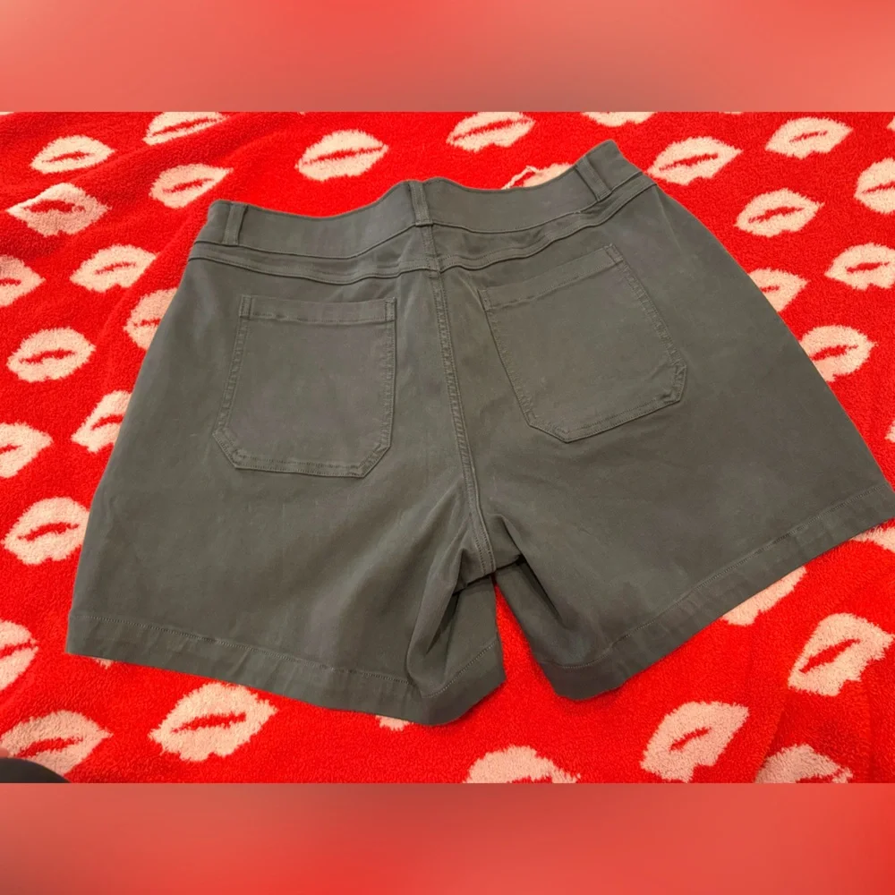 SPANX Women's Charcoal Cargo Shorts - Picture 5 of 7